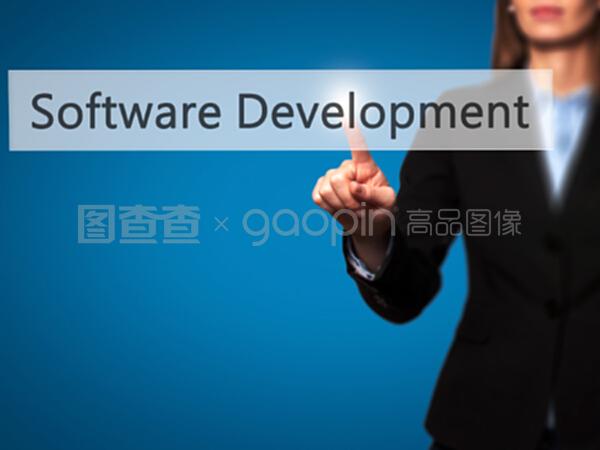 指尖商機 女商人按下技術按鈕，開啟軟件開發與銷售新篇章
